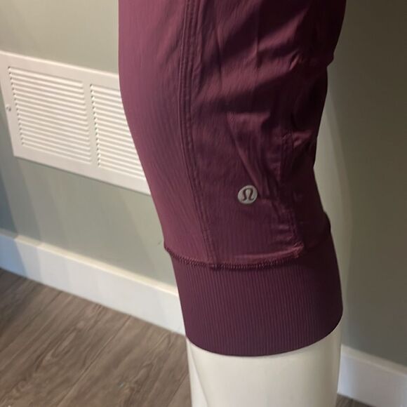 Lululemon size 2 capris - Picture 3 of 3